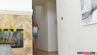 Мужик дал на рот подружке дочки и трахнул её на диване рядом со спящей дочерью