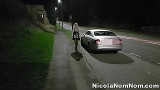 Зрелая блондинка на ночной трассе светит перед мужем голыми дойками и писькой