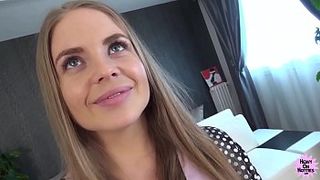 Низенькая няшка ебётся с жирным мужиком и принимает сперму на очень красивое личико