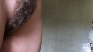 Супруга с волосатой промежностью купается в душе и не замечает скрытой камеры