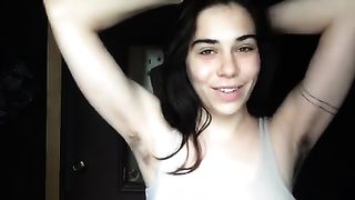 Молодая брюнетка рассказывает о своих волосатых подмышках на камеру