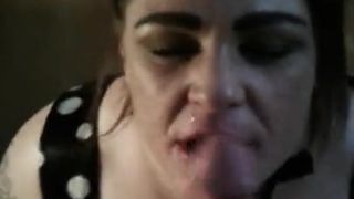 Жена с большими титьками ублажает мужа минетом перед сном