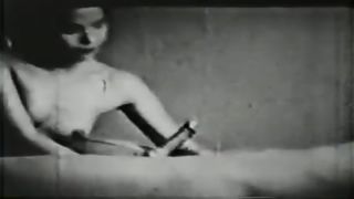 Раздетая брюнетка отсасывает член и трахается с мужиком