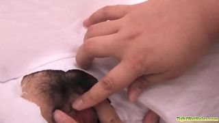 Азиатские девушки выставляют свои письки через дырки для траха и разрешают трогать их пальцами